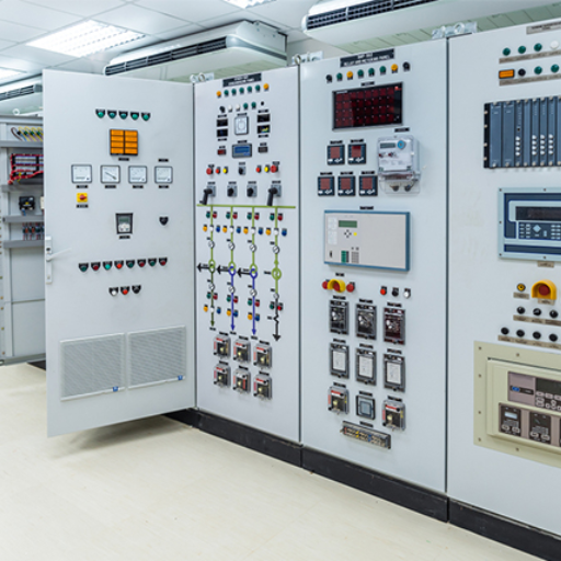 Come faccio a scegliere il professionista giusto per la manutenzione e la messa in servizio degli impianti elettrici?